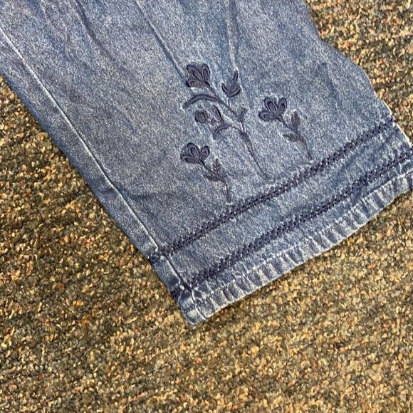 Basic Editions Embroidered Capris sz. M - Picture 2 of 3
